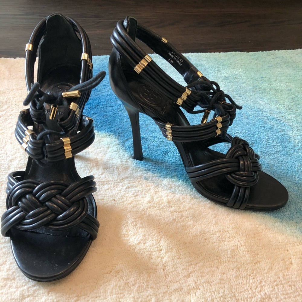 Tory Burch black sandal with gold details (size6)